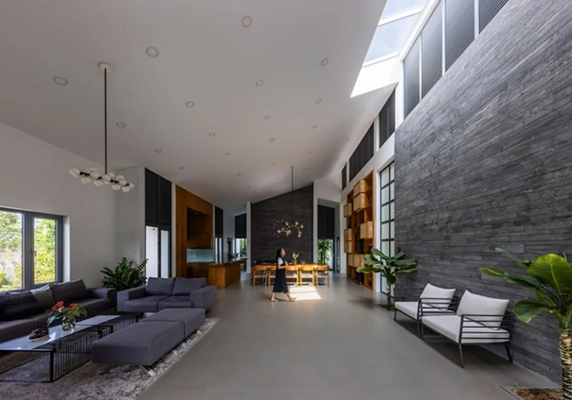 Innovative Heat-Resistant House with Wide Spreading Roof in Dong Nai