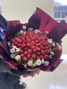 The Rise of Strawberry Bouquets: A Million-Dong Valentine's Trend - image 6