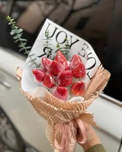 The Rise of Strawberry Bouquets: A Million-Dong Valentine's Trend - image 0