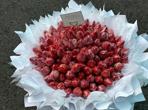 The Rise of Strawberry Bouquets: A Million-Dong Valentine's Trend - image 5