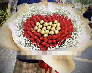 The Rise of Strawberry Bouquets: A Million-Dong Valentine's Trend - image 3