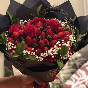The Rise of Strawberry Bouquets: A Million-Dong Valentine's Trend - image 8