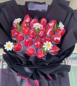 The Rise of Strawberry Bouquets: A Million-Dong Valentine's Trend - image 1