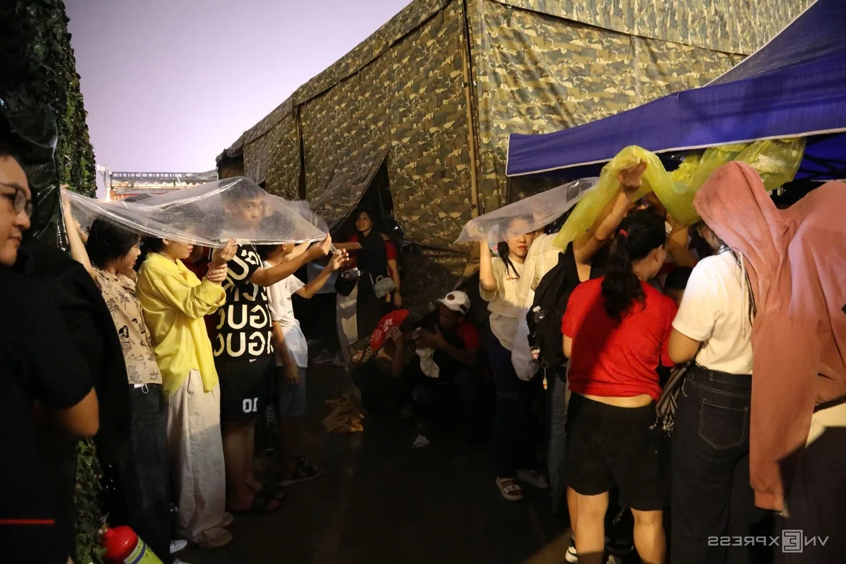 Crowds Brave the Rain for 30/4 Fireworks Display