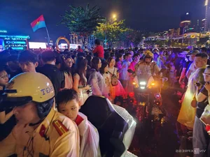 Crowds Brave the Rain for 30/4 Fireworks Display - image 5