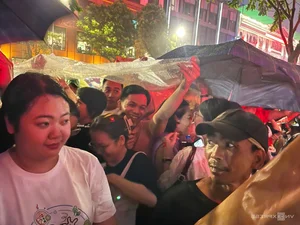 Crowds Brave the Rain for 30/4 Fireworks Display - image 2