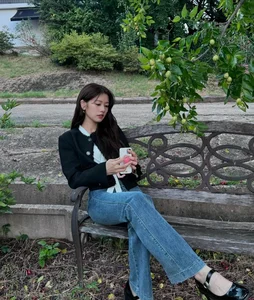 Jung So Min's Minimalist Style: How to Look Youthful and Elegant in Your 40s - image 5