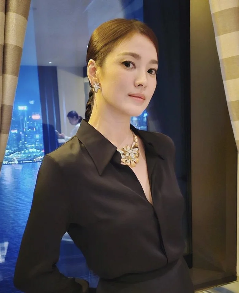 Song Hye Kyo’s Effortless Elegance: How a Simple White Shirt Redefines Superstar Fashion