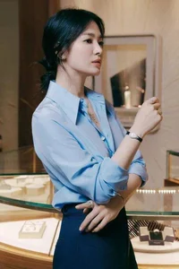 Song Hye Kyo’s Effortless Elegance: How a Simple White Shirt Redefines Superstar Fashion - image 3