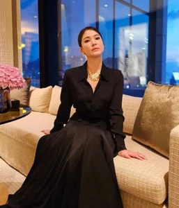 Song Hye Kyo’s Effortless Elegance: How a Simple White Shirt Redefines Superstar Fashion - image 7