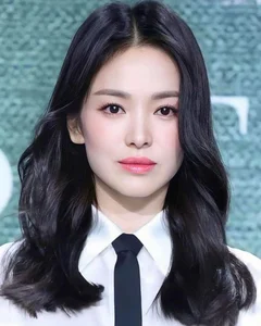 Song Hye Kyo’s Effortless Elegance: How a Simple White Shirt Redefines Superstar Fashion - image 5