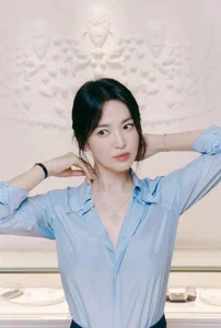 Song Hye Kyo’s Effortless Elegance: How a Simple White Shirt Redefines Superstar Fashion - image 1