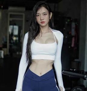 Le Bong Showcases Stunning Transformation and Fit Physique in New Photos - image 2