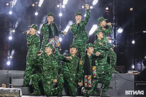 Emotional Moment: Tu Long Kneels to Thank the Audience at 'Anh Trai Vuot Ngan Chong Gai' Concert - image 7