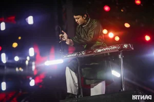 Emotional Moment: Tu Long Kneels to Thank the Audience at 'Anh Trai Vuot Ngan Chong Gai' Concert - image 3