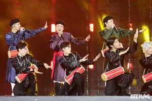 Emotional Moment: Tu Long Kneels to Thank the Audience at 'Anh Trai Vuot Ngan Chong Gai' Concert - image 8