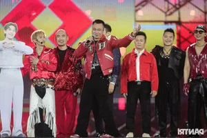 Emotional Moment: Tu Long Kneels to Thank the Audience at 'Anh Trai Vuot Ngan Chong Gai' Concert - image 5