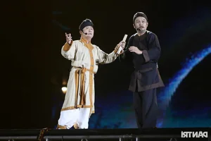 Emotional Moment: Tu Long Kneels to Thank the Audience at 'Anh Trai Vuot Ngan Chong Gai' Concert - image 9