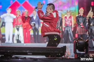 Emotional Moment: Tu Long Kneels to Thank the Audience at 'Anh Trai Vuot Ngan Chong Gai' Concert - image 1