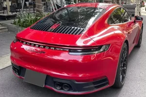 Custom Luxury: The Unique Color Transformation of a Porsche 911 992 in Vietnam - image 1