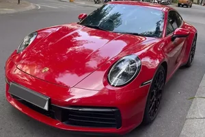 Custom Luxury: The Unique Color Transformation of a Porsche 911 992 in Vietnam - image 0