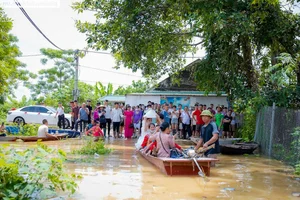 Unique Flood Wedding in Chuong My: Couple Uses Makeshift Rafts for Ceremony - image 6