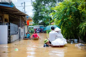 Unique Flood Wedding in Chuong My: Couple Uses Makeshift Rafts for Ceremony - image 4