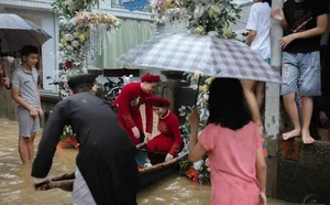 Unique Flood Wedding in Chuong My: Couple Uses Makeshift Rafts for Ceremony - image 2