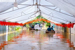 Unique Flood Wedding in Chuong My: Couple Uses Makeshift Rafts for Ceremony - image 0