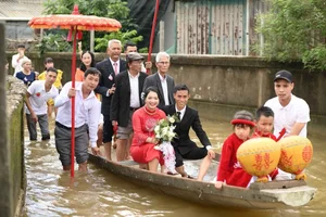 Unique Flood Wedding in Chuong My: Couple Uses Makeshift Rafts for Ceremony - image 8
