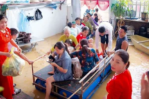 Unique Flood Wedding in Chuong My: Couple Uses Makeshift Rafts for Ceremony - image 1