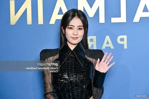 Chinese Celebrities Face Makeup Blunders at Fashion Week Without Fan Bingbing - image 14