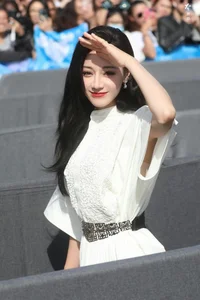 Chinese Celebrities Face Makeup Blunders at Fashion Week Without Fan Bingbing - image 5