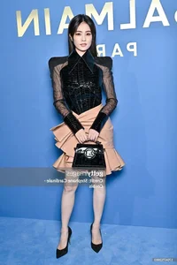 Chinese Celebrities Face Makeup Blunders at Fashion Week Without Fan Bingbing - image 6