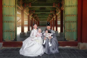 Phuong Oanh and Family Embrace Korean Culture in Hanbok Photoshoot - image 0