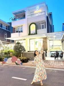 Inside the Stunning Modern Villa of an Actress Retired at 40 - image 5