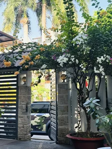 Inside the Stunning Modern Villa of an Actress Retired at 40 - image 9