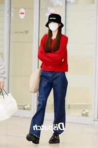 4 Gen Z K-Pop Idols Redefining Airport Fashion with Effortless Style - image 6