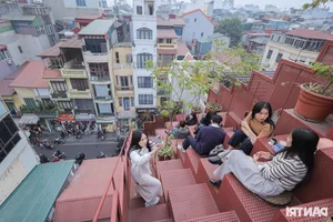Thrilling Rooftop Cafe in Hanoi Offers Breathtaking Heights and Views - image 5