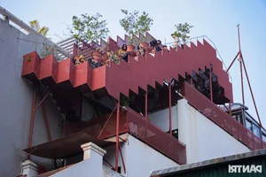 Thrilling Rooftop Cafe in Hanoi Offers Breathtaking Heights and Views - image 4