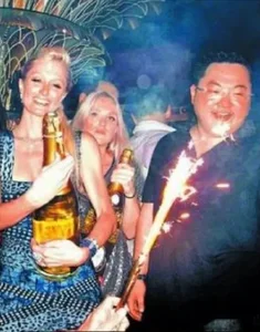 The Lavish Lifestyle and Hollywood Connections of a Mysterious Billionaire - image 8