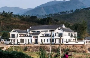 Luxury and Love: Discovering the 1,000m2 Estate Built for Aging in Style - image 5