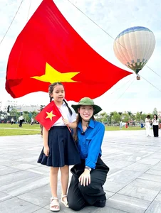 Touching Moment: MC Khanh Vy Emotionally Checks In with the National Flag - image 7
