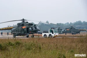 Spectacular Helicopter Display: Practicing the National Flag Procession for the International Defense Expo - image 0