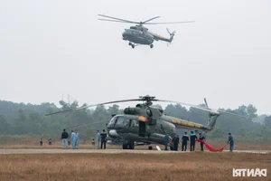 Spectacular Helicopter Display: Practicing the National Flag Procession for the International Defense Expo - image 9