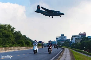 Casa Transport Aircraft Squadron Conducts Military Training Over Hanoi Skies - image 12
