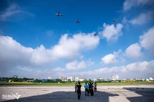 Casa Transport Aircraft Squadron Conducts Military Training Over Hanoi Skies - image 18