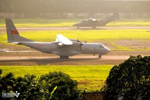 Casa Transport Aircraft Squadron Conducts Military Training Over Hanoi Skies - image 20