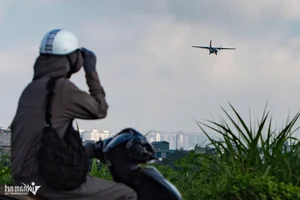 Casa Transport Aircraft Squadron Conducts Military Training Over Hanoi Skies - image 1
