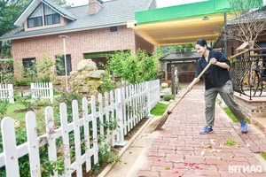 Inside a Hanoi Teacher's Dreamy European-Style House Filled with Flowers - image 10